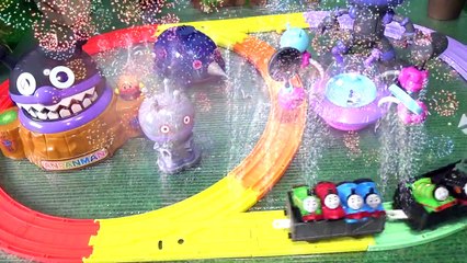 Thomas & Friends きかんしゃトーマス アンパンマン★バイキンマンがスライムでいたずら！虹のレールウェイで事故が起きる★ねんどたまごに閉じ込められる！