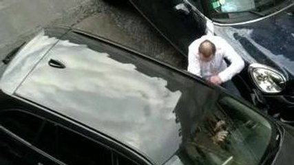 Road Rage : Un automobiliste accroché à une voiture se prend une camionnette (Paris)