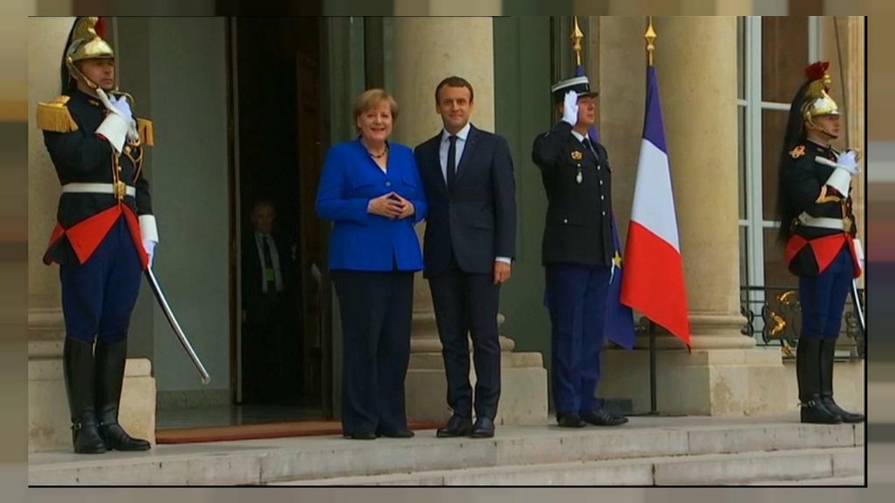 Macron und Merkel beim Ministerrat in Paris