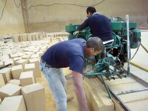 Cette machine coupe la roche en briques de tailles égales en 1 seconde !