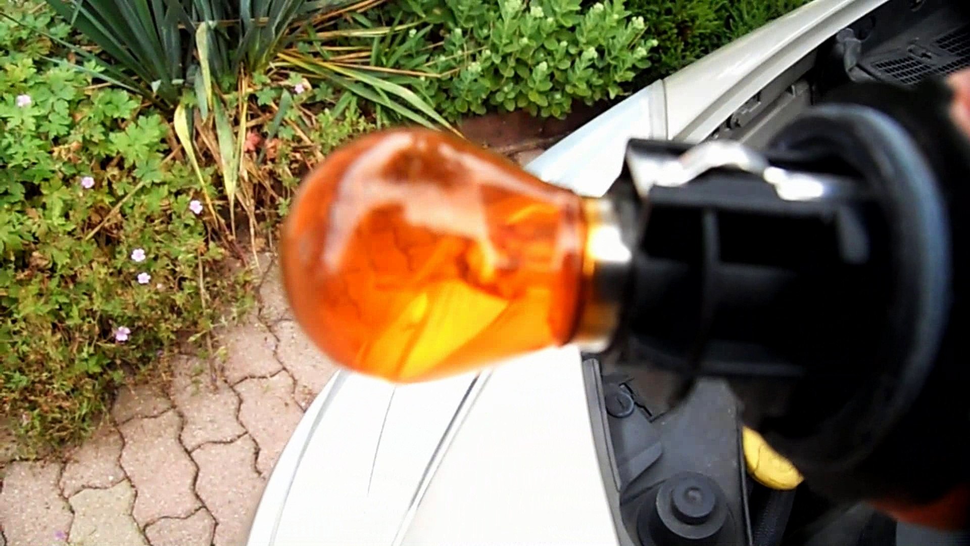 Comment changer un fusible de moteur lave glace avant d'un Citroen Picasso  C4 de 2008 - Vidéo Dailymotion