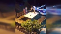 Polis, Yaşlı Kadını Elleriyle Besledi