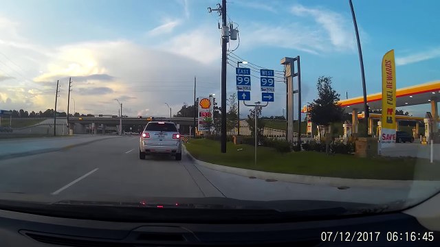 Un accident qui se produit dont le bruit est synchro avec la chanson de la voiture