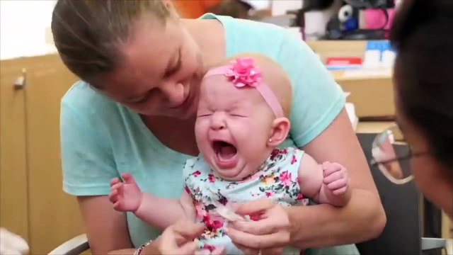 Cette maman accusée de maltraitance pour avoir percé les oreilles de son bébé