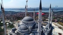 15 Temmuz Şehitleri İçin Çamlıca Camii'ne Asılan Dev Türk Bayrağı Havadan Görüntülendi
