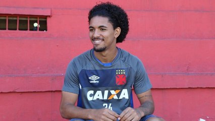 下载视频: Douglas se diz orgulhoso de virar exemplo para meninos de sua comunidade; assista