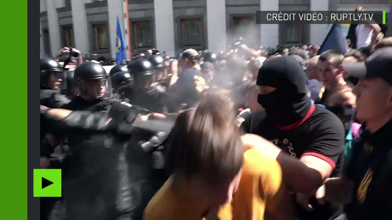 Manifestations à Kiev : des nationalistes tirent des fumigènes et aspergent la police de gaz poivre