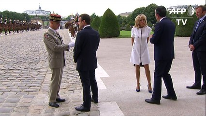 Tổng thống Pháp đón ông Trump tại Điện Invalides