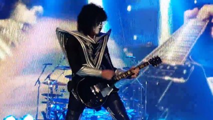 KISS Shock Me with guitar solo, Moline August 5th 2016 Tommy Thayer