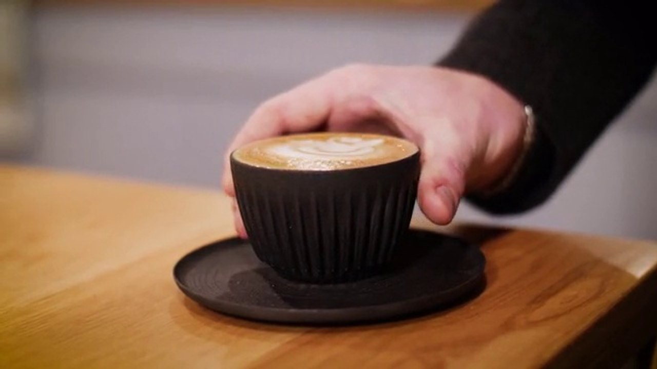 Esta taza ecológica está fabricada con residuos de café reciclados