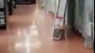 5 employés cachés derrière les matelas dans un supermarché Walmart !