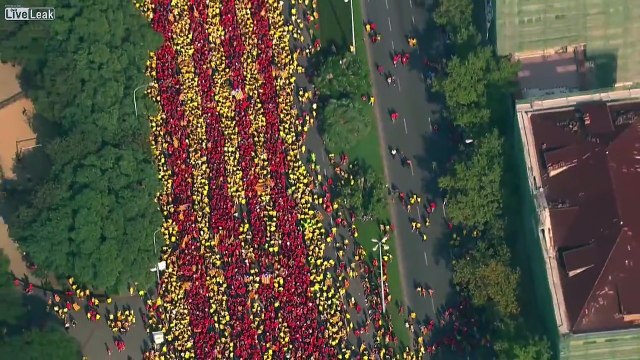 Des milliers de manifestants dessinent le drapeau Catalan à Barcelone !