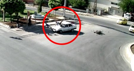 Işık İhlali Yapan Motosikletin, Üstündeki 3 Yolcuyla Havaya Uçtuğu Anlar Kamerada