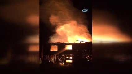 Zonguldak'ta Ahşap Ev Alev Alev Yandı