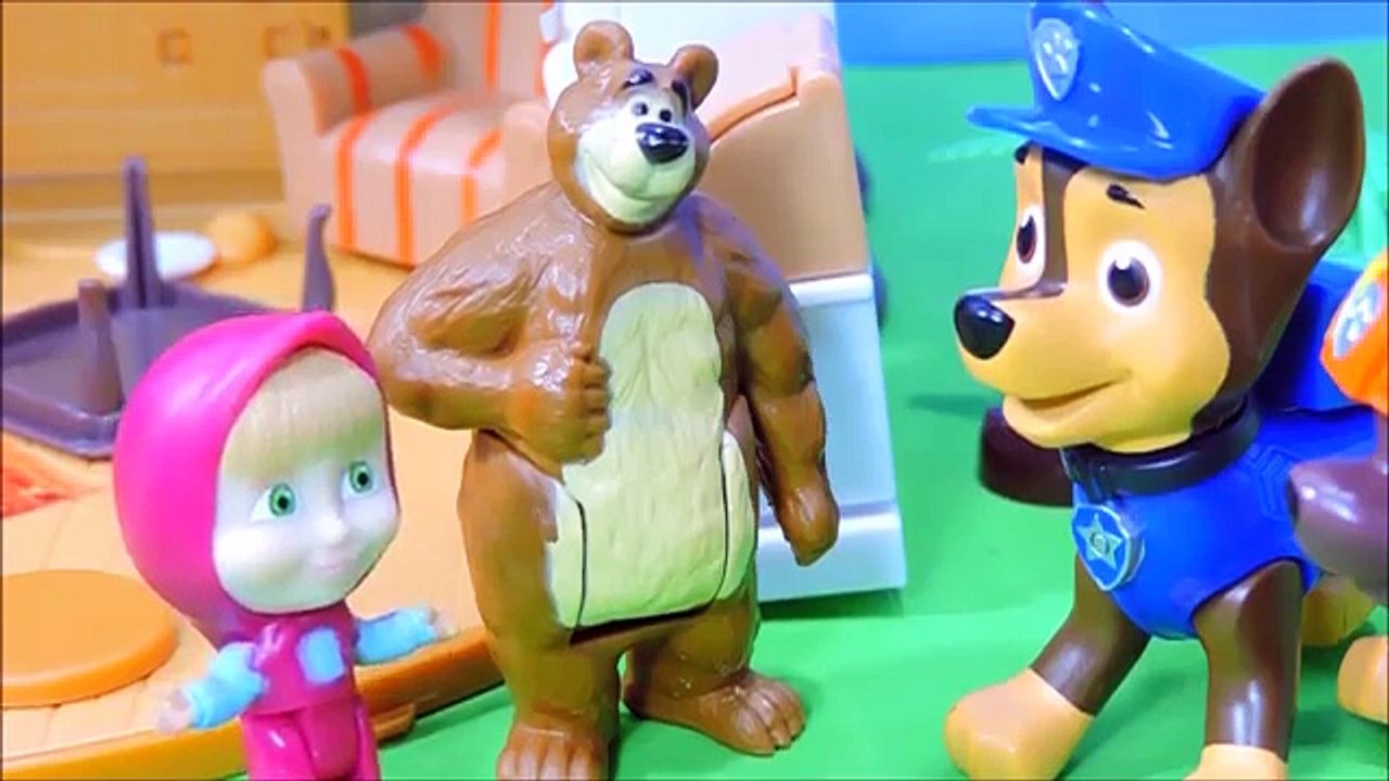 Masha Patrulha Canina e o Crocodilo Gigante | Paw Patrol Toys Video | Masha e o Urso em Portugues