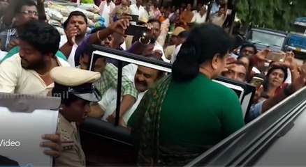 சிறையில் இருந்து பரோலில் வெளியே வந்தார் சசிகலா