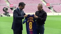 Iniesta renueva de por vida con el FC Barcelona