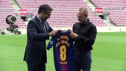 Iniesta renueva de por vida con el FC Barcelona