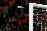 Quand Wembley s'enflamme pour un avion de papier