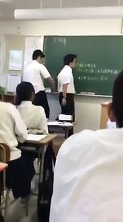 Un lycéen japonais frappe son professeur qui lui a confisqué ca tablette...