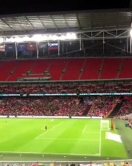 Tải video: Ce supporter marque un but en plein match Angleterre-Slovénie avec... un avion en papier !