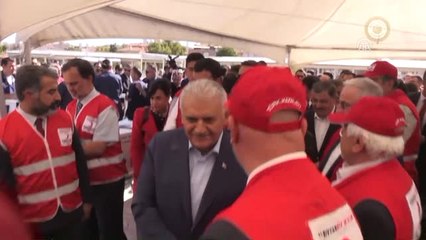 Başbakan Yıldırım, Kocatepe Camisi'nde Vatandaşlara Aşure Dağıttı
