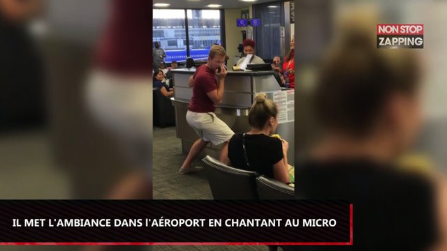 Etats-Unis : Un homme ambiance tout l’aéroport en chantant au micro (Vidéo)