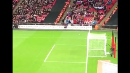 But avec un avion en papier pendant un match de foot