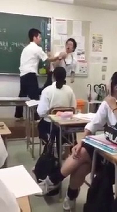 Cet élève japonais cogne son professeur parce qu'il lui a confisqué sa tablette !