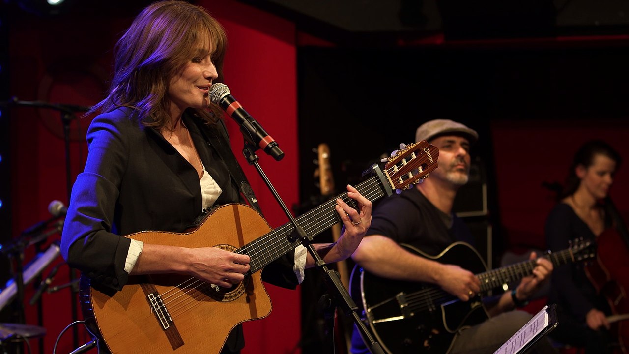 Carla Bruni - Quelqu'un m'a dit (LIVE) Le Grand Studio RTL
