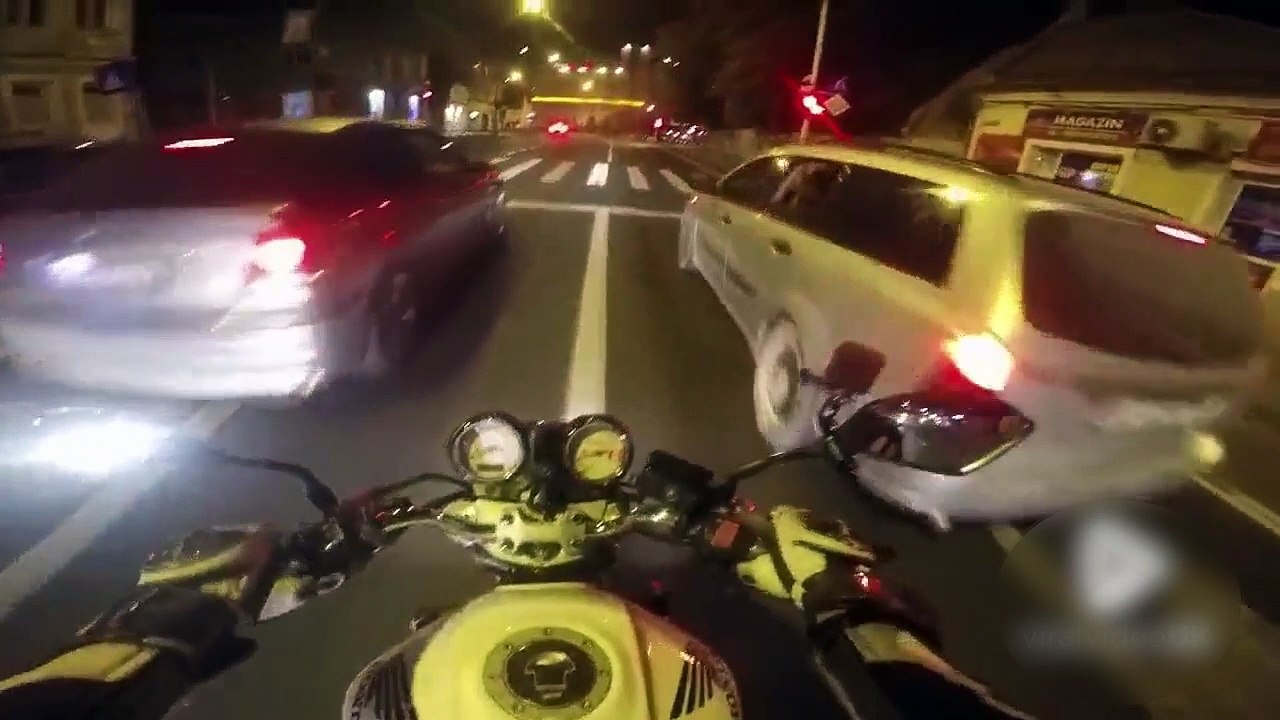 Quand Bryan veut faire la course en moto !