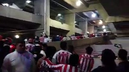 Americanistas agreden a seguidores de Chivas fuera del Azteca