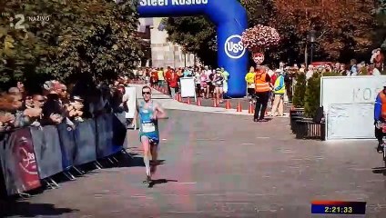 Un athlète se retrouve le péni à lair à la fin d'un marathon