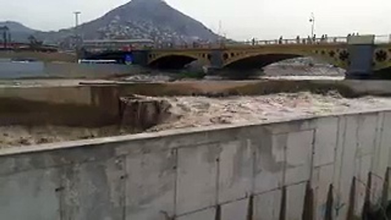 Agua del Río Rímac pasa por muro de contención en el Parque de la Muralla