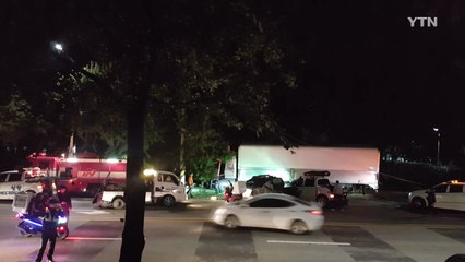 달리던 화물차 전봇대·가로수 들이받아 / YTN