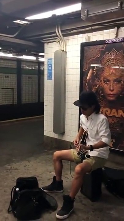 Un talent incroyable découvert dans le métro à New York. Un homme avec une voix MAGNIFIQUE !