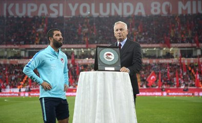 Eskişehir'de Taraftarlar, İzlanda Maçı Öncesi Plaket Alan Arda Turan'ı Islıkladı