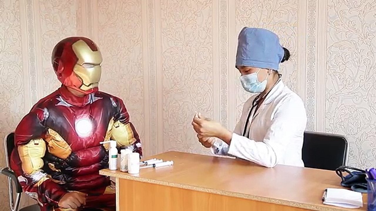 Spiderman VS Iron man VS Hulk - at the superhero doctor - gives a huge injection