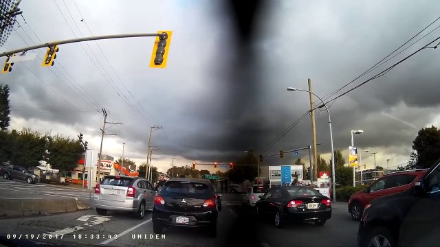 3 automobilistes s’embrouillent à un feu rouge