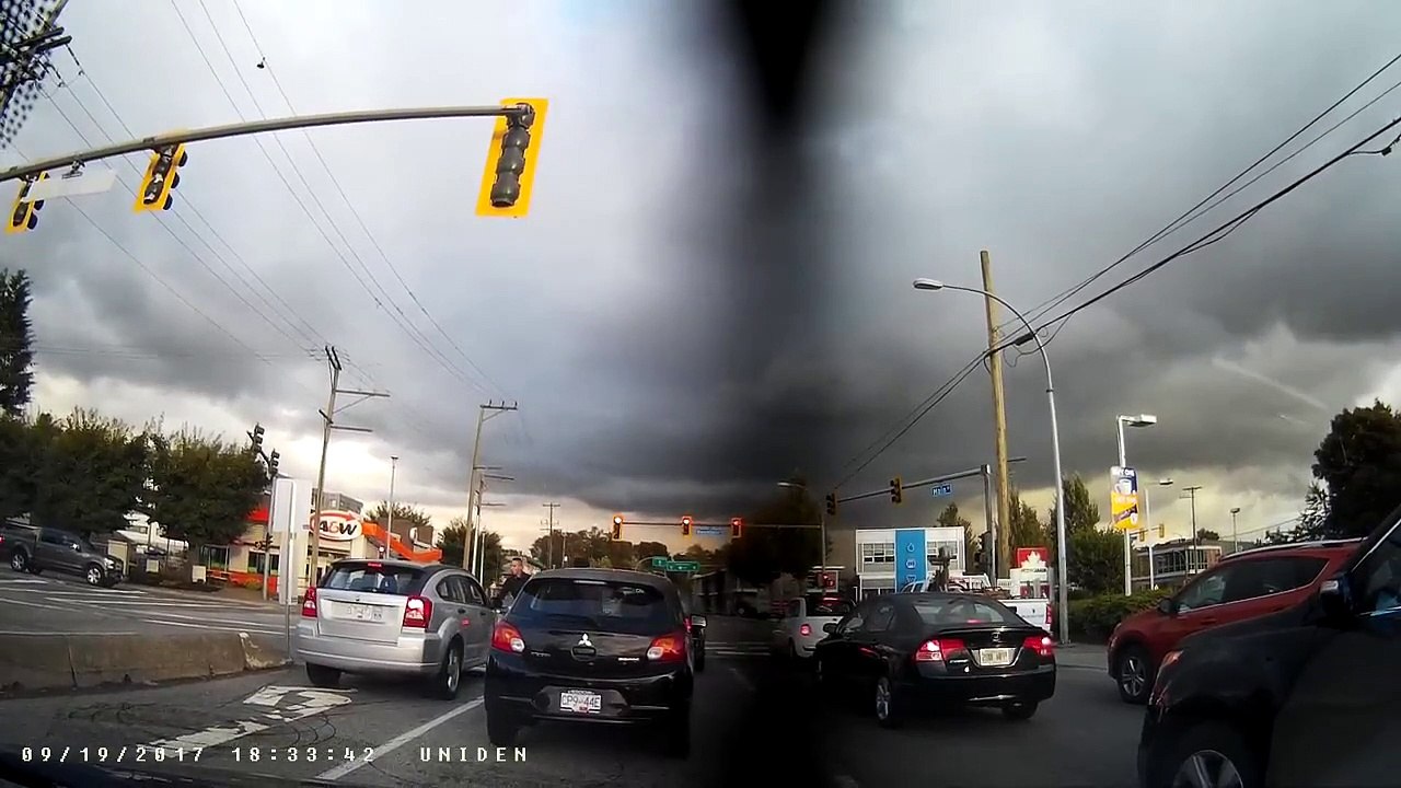 3 automobilistes s’embrouillent à un feu rouge