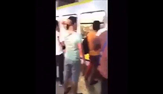 Ce débile se coince le visage et les mains dans le métro. Ridicule