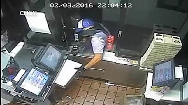 Ce voleur est vraiment débile. Il rate totalement son braquage