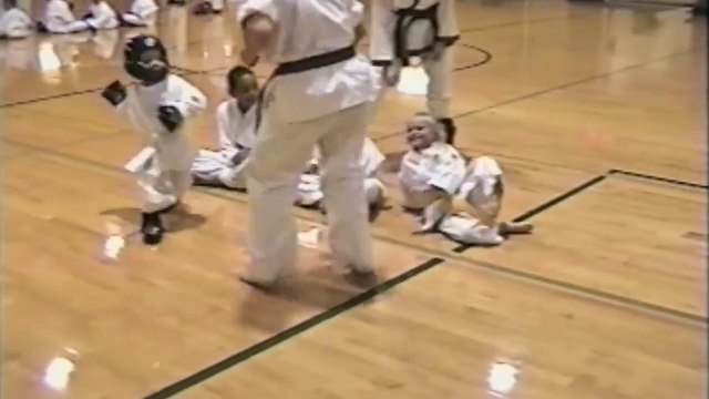 Ce jeune karatéka vient défendre sa copine. Courageux... et trop mignon