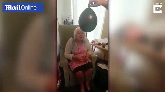 Zhgënjimi i gjyshes kur kupton gjininë e fëmijës që do të lind vajza e saj