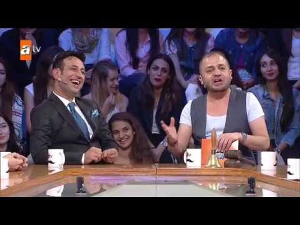 Muhabbetin ortasında Robbie'nin "çağdaş dans" yapası gelirse! - atv