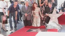 La actriz Debra Messing recibe estrella en el Paseo de la Fama