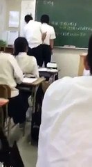 Japon  un élève frappe son professeur parce qu'il lui a confisqué sa tablette !