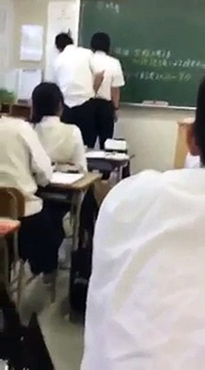 Japon  un élève frappe son professeur parce qu'il lui a confisqué sa tablette !