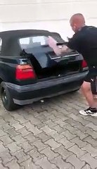 Il allume un gros pétard dans le coffre fermé de sa voiture et ce n'était pas une bonne idée !