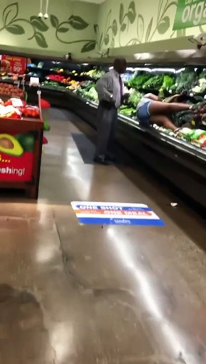 Mais que fait cette femme dans le bac à légumes d'un supermarché